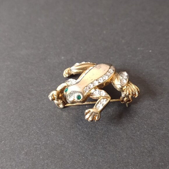 Little Gold Tone Frog Brooch With Green Eyes - Picture 9 of 12